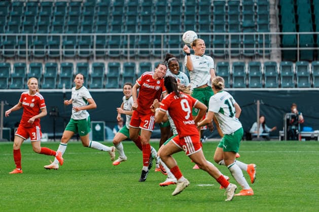 Germany, Soccer: 2026–2027 DFB Women s Cup, First Round: Borussia Mönchengladbach vs. FC Bayern Munich; ista, Borussia Park; Header duel: Vanessa Gilles (Bayern Munich) vs. Lili Jones Baidoe (Borussia Mönchengladbach), 2–9 Copyright: xThiemoxRudolphx