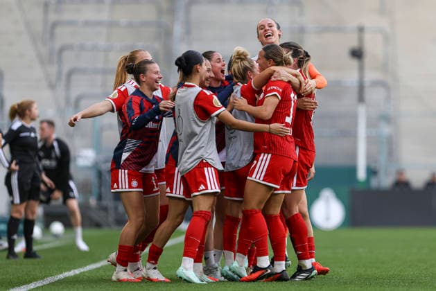 Vanessa Gilles of FC Bayern Munich celebrates a goal with her teammates after scoring the 1-2 goal during the DFB Women s Cup match between Borussia Mönchengladbach and FC Bayern Munich at Borussia Park on September 27, 2026, in Mönchengladbach, Germany. Photo by Oliver Kaelke, DeFodi Images. Vanessa Gilles of FC Bayern Munich celebrates after scoring her team’s second goal with teammates during the DFB Women’s Cup match between Borussia Mönchengladbach and FC Bayern Munich at ista Borussia Park on September 27, 2026 in Mönchengladbach, Germany. Photo by Oliver Kaelke, DeFodi Images. DFB and DFL regulations prohibit any use of photographs as image sequences and or quasi-video. Photo by Oliver Kaelke, DeFodi Images.