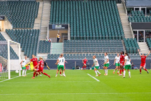 Mönchengladbach, Germany, September 27, 2026, DFB Women s Cup: Borussia Mönchengladbach Women vs. FC Bayern Women. Pictured: Goal scorer Vanessa Gilles of FCB, on the right, scores the goal that gives FC Bayern a 2-1 lead and celebrates. Copyright: HMBxMedia MadeleinexFantini