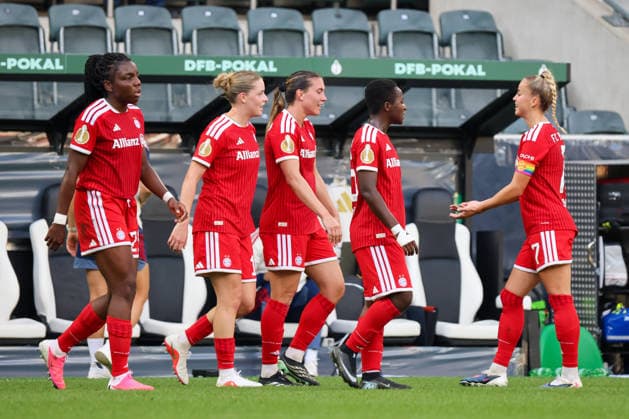 Mönchengladbach, Germany, September 27, 2026, DFB Women s Cup: Borussia Mönchengladbach Women vs. FC Bayern Women. Pictured, from left, is the third goal scorer, Vanessa Gilles of FCB, who scores the goal that gives FC Bayern a 2-1 lead and celebrates with her teammates. Copyright: HMBxMedia MadeleinexFantini