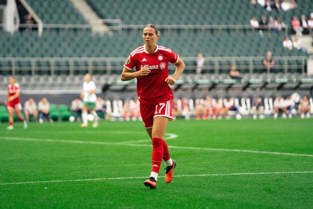 Klara Bühl of FC Bayern München during the DFB Pokal game between Borussia Mönchengladbach and FC Bayern München at ista-Borussia-Park in Mönchengladbach, Germany Copyright: xLeoniexKiehlx xSPPx Sportspressphoto_SPR241118