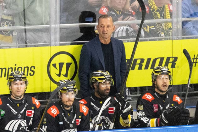 Krefeld, Germany, September 27, 2026 PENNY DEL 2026–2027, Game 4: Krefeld Penguins vs. Schwenninger Wild Wings Pictured: Coach Thomas Popiesch, Krefeld YAYLA ARENA, North Rhine-Westphalia Copyright: xFotostandx xGoertzx