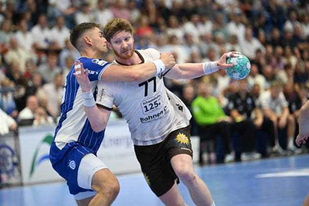September 27, 2026, GER, Handball, Men s, Opel HBL, 2026–2027 Season, Matchday 6, VfL Gummersbach vs. Bergischer HC Johannes Wasielewski (BHC 77) in a one-on-one battle against ätepán Zeman (VfL Gummersbach 66). DFB and DFL regulations prohibit any use of photographs as image sequences and or quasi-video. Gummersbach SCHWALBE Arena, NRW, Germany Copyright: xNordphoto Meuterx