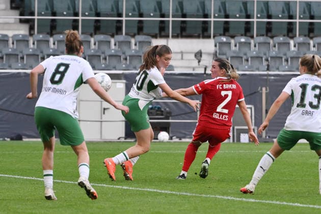 Vanessa Gilles of FC Bayern (right) scores with a backheel on September 27, 2026, in the 2026–2027 DFB Women’s Cup, Round 1, Borussia Mönchengladbach vs. FC Bayern Munich. DFB regulations prohibit any use of photographs as image sequences and or quasi-video. Mönchengladbach, Ista, Borussia Park, North Rhine-Westphalia, Germany Team2