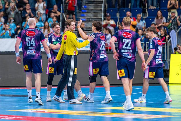 The RECKEN celebrate (from left to right), TSV Hannover Burgdorf (blue) against FRISCH AUF Göppingen (green) on Matchday 6 of the 2026–2027 season in the Opel Handball Bundesliga, September 27, 2026, at the ZAG Arena in Hannover, GER, Copyright: xJanxGuentherx xTSVxHannover-Burgdorfx