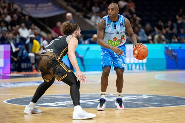 DeAndre Lansdowne 9, Rostock Seawolves vs. Devin Askew 5, Basketball Loewen Braunschweig, GER; Basketball Loewen Braunschweig vs. Rostock Seawolves, Basketball, easyCredit BBL, Week 3, 2026–27 Season, September 27, 2026 GER, Basketball Löwen Braunschweig vs. Rostock Seawolves, Basketball, easyCredit BBL, Week 3, 2026–27 season, September 27, 2026 Braunschweig Copyright: xEibner-Pressefoto DanielxREINELTx EP_DRT