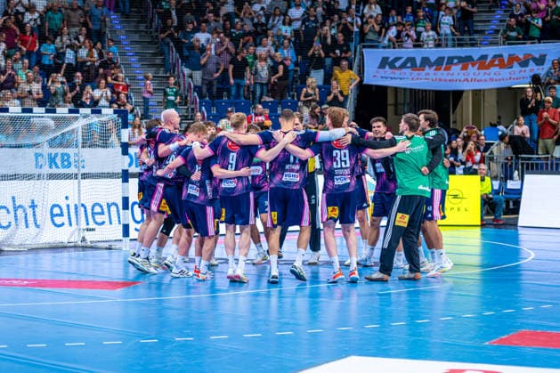The RECKEN celebrate (from left to right), TSV Hannover Burgdorf (blue) against FRISCH AUF Göppingen (green) on Matchday 6 of the 2026–2027 season in the Opel Handball Bundesliga, September 27, 2026, at the ZAG Arena in Hannover, GER, Copyright: xJanxGuentherx xTSVxHannover-Burgdorfx
