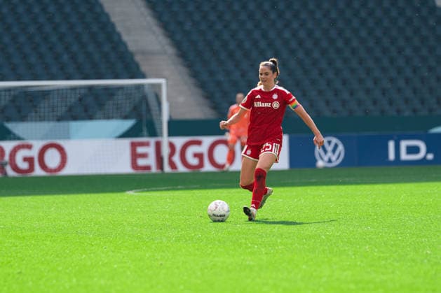 Sarah Zadrazil of FC Bayern München during the DFB Pokal game between Borussia Mönchengladbach and FC Bayern München at ista-Borussia-Park in Mönchengladbach, Germany Copyright: xLeoniexKiehlx xSPPx Sportspressphoto_SPR241119