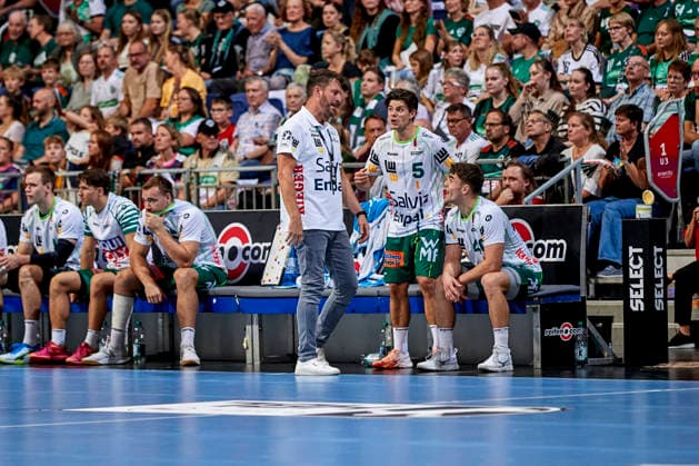 Ben Matschke, coach of FRISCH AUF Göppingen, discusses with Rutger Ten Velde, FRISCH AUF Göppingen 5 TSV Hannover Burgdorf vs. FRISCH AUF Göppingen, Handball Bundesliga, HBL, 2026–2027 season, September 27, 2026 Press photo by Jan Frederic Helbig TSV Hannover Burgdorf vs. FRISCH AUF Goeppingen, Handball Bundesliga, HBL, ZAG Arena, Opel Handball Bundesliga, 2026–2027 season, September 27, 2026, Hannover Copyright: xEibner-Pressefoto Jan-FredericxHelbigx EP_JHG