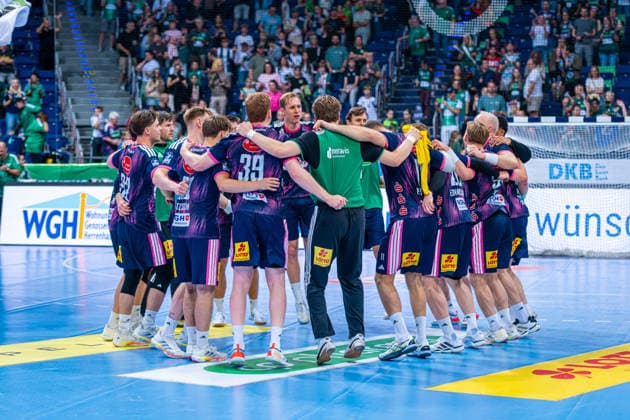 The RECKEN celebrate (from left), TSV Hannover Burgdorf (blue) against FRISCH AUF Göppingen (green) on Matchday 6 of the 2026–2027 season in the Opel Handball Bundesliga, September 27, 2026, at the ZAG Arena in Hannover, GER, Copyright: xJanxGuentherx xTSVxHannover-Burgdorfx