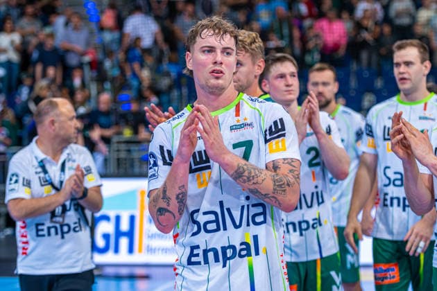 Victor Klöve of FRISCH AUF Göppingen, No. 7 from the left; TSV Hannover Burgdorf (blue) vs. FRISCH AUF Göppingen (green) on Matchday 6 of the 2026–2027 season in the Opel Handball Bundesliga on September 27, 2026, ZAG Arena Hannover, GER, Copyright: xJanxGuentherx xTSVxHannover-Burgdorfx
