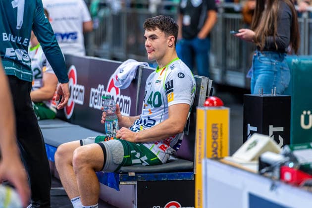 Elias Newel, FRISCH AUF Göppingen, No. 40 (left), TSV Hannover Burgdorf (blue) vs. FRISCH AUF Göppingen (green) on Matchday 6 of the 2026–2027 season in the Opel Handball Bundesliga, September 27, 2026, ZAG Arena Hannover, GER, Copyright: xJanxGuentherx xTSVxHannover-Burgdorfx