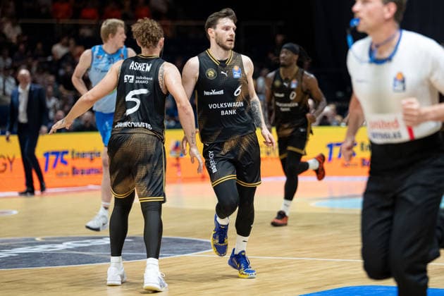 Ferdinand Zylka (No. 6), Basketball Löwen Braunschweig, high-fives Devin Askew (No. 5), Basketball Löwen Braunschweig, GER; Basketball Löwen Braunschweig vs. Rostock Seawolves, Basketball, easyCredit BBL, Week 3, 2026–27 season, September 27, 2026 GER, Basketball: Loewen Braunschweig vs. Rostock Seawolves, Basketball, easyCredit BBL, Week 3, 2026–27 season, September 27, 2026, Braunschweig Copyright: xEibner-Pressefoto DanielxREINELTx EP_DRT