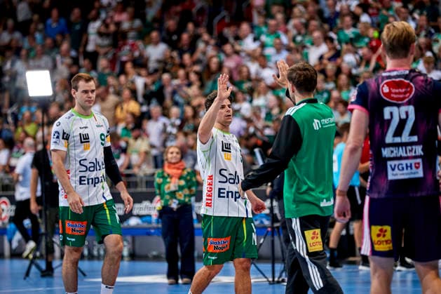 Rutger Ten Velde of FRISCH AUF Göppingen high-fives teammates after the loss: TSV Hannover Burgdorf vs. FRISCH AUF Göppingen, Handball Bundesliga, HBL, 2026–2027 Season, September 27, 2026 Press photo by Jan Frederic Helbig TSV Hannover Burgdorf vs. FRISCH AUF Goeppingen, Handball Bundesliga, HBL, ZAG Arena, Opel Handball Bundesliga, 2026–2027 season, September 27, 2026, Hannover Copyright: xEibner-Pressefoto Jan-FredericxHelbigx EP_JHG