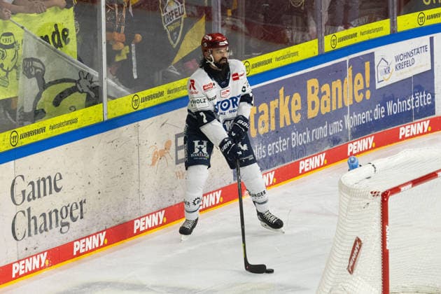 Krefeld, Germany, September 27, 2026 PENNY DEL 2026–2027 Game 4: Krefeld Penguins vs. Schwenninger Wild Wings Pictured: Dominik * Schwenningen with the puck at YAYLA ARENA in North Rhine-Westphalia Copyright: xFotostandx xGoertzx