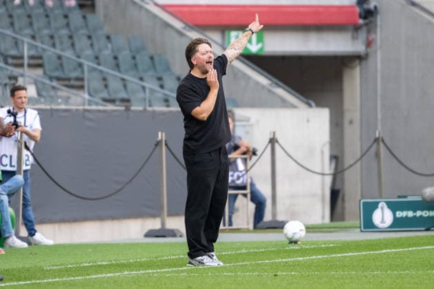 Jonas Spengler, Borussia Mönchengladbach Coach, Sends His Players Forward; Borussia Mönchengladbach vs. FC Bayern Munich, Soccer, DFB Women s Cup, First Round, 2026–2027 Season, September 27, 2026 DFL DFB regulations prohibit any use of photographs as image sequences and or quasi-video Borussia Mönchengladbach vs. FC Bayern Munich, Soccer, DFB Women’s Cup, First Round, 2026–2027 Season, September 27, 2026, Mönchengladbach Copyright: xEibner-Pressefoto ThomasxHaeslerx EP_THR