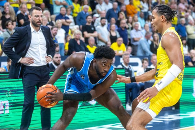 Oldenburg, Lower Saxony, Germany, September 27, 2026, Trey Wade (left), Veolia Towers Hamburg, and Nicholas Tischler (right), EWE Baskets Oldenburg; EWE Baskets Oldenburg vs. Veolia Towers Hamburg; Basketball; 1st Basketball Bundesliga; 2026–2027 season, Matchday 3, Grosse EWE Arena: EWE Baskets Oldenburg vs. Veolia Towers Hamburg www.andreas-burmann.de