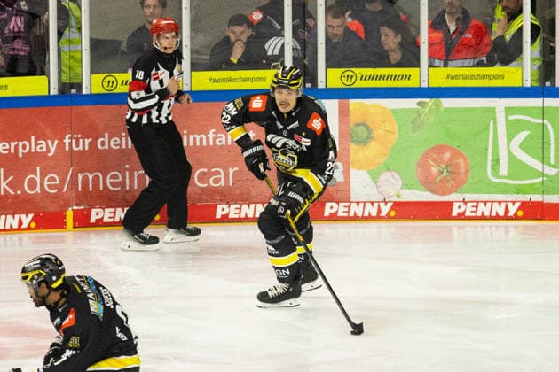 Krefeld, Germany, September 27, 2026 PENNY DEL 2026–2027 Game 4: Krefeld Penguins vs. Schwenninger Wild Wings Pictured: Oliver Mebus of Krefeld with the puck YAYLA ARENA, North Rhine-Westphalia Copyright: xFotostandx xGoertzx