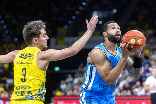 Oldenburg, Lower Saxony, Germany, September 27, 2026, David Muenkat (right), Veolia Towers Hamburg, and Zachary Ensminger (left), EWE Baskets Oldenburg; EWE Baskets Oldenburg vs. Veolia Towers Hamburg; Basketball; 1st Basketball Bundesliga; 2026–2027 season; Matchday 3; Grosse EWE Arena; EWE Baskets Oldenburg vs. Veolia Towers Hamburg www.andreas-burmann.de