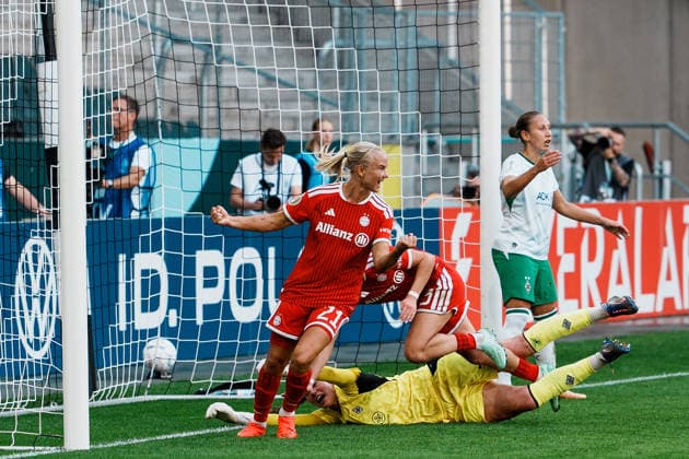 Germany, Soccer: 2026–2027 DFB Women s Cup, 1st Round: Borussia Mönchengladbach vs. FC Bayern Munich at Borussia Park; Bayern leads 2–1; celebrations from Pernille Harder (Bayern Munich), 21, and Luisa Palmen (Borussia Mönchengladbach), 23 Copyright: xThiemoxRudolphx