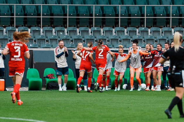 Germany, Soccer: 2026–2027 DFB Women s Cup, First Round: Borussia Mönchengladbach vs. FC Bayern Munich at Borussia Park; Bayern leads 2–1, , cheering, goal, joy, celebrating, fun, emotions, bench, Vanessa Gilles (Bayern Munich), 2, Klara Bühl (Bayern Munich), 17 Copyright: xThiemoxRudolphx