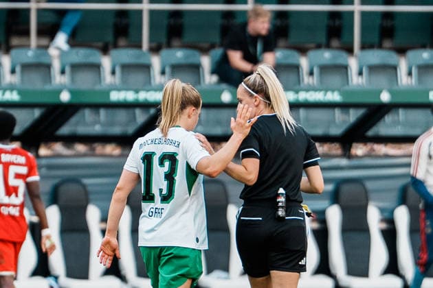 Germany, Women s DFB Cup 2026–2027, First Round: Borussia Mönchengladbach vs. FC Bayern Munich at Borussia Park; Luca Graf of Borussia Mönchengladbach lodged a complaint with referee Julia Boike after conceding a goal Copyright: xThiemoxRudolphx