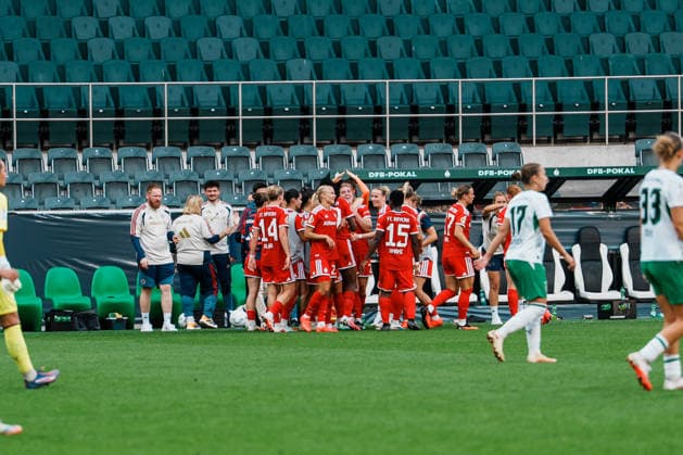 Germany, Soccer: 2026–2027 DFB Women s Cup, First Round: Borussia Mönchengladbach vs. FC Bayern Munich at Borussia Park; Bayern leads 2–1, , Cheers, Goal, Joy, Celebrating, Fun, Emotions, Bench, Vanessa Gilles (Bayern Munich), 2, Klara Bühl (Bayern Munich), 17 Copyright: xThiemoxRudolphx