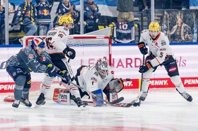Yasin Ehliz, EHC Red Bull Munich, 42, passes to Konrad Abeltshauser, Löwen Frankfurt, 16; Nico Pertuch, goaltender, Löwen Frankfurt, 01; and Björn Krupp, Löwen Frankfurt, 05 (GER), EHC Red Bull Munich vs. Löwen Frankfurt Ice Hockey, DEL, 2026–2027 Season, Matchday 4, September 27, 2026 Photo: HMB Media, Heike Feiner Copyright: HMBxMedia HeikexFeiner