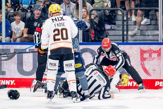 Fight between Patrick Hager of EHC Red Bull Munich, No. 52, and Matthew Wedman of Loewen Frankfurt, No. 67, following Wedman s previous foul (GER), EHC Red Bull Munich vs. Loewen Frankfurt ice hockey, DEL, 2026–2027 season, Matchday 4, September 27, 2026; Photo: HMB Media, Heike Feiner Copyright: HMBxMedia HeikexFeiner
