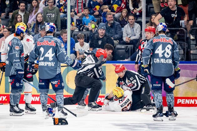 Fight between Patrick Hager of EHC Red Bull Munich, No. 52, and Matthew Wedman of Loewen Frankfurt, No. 67, following Wedman s previous foul (GER), EHC Red Bull Munich vs. Loewen Frankfurt ice hockey, DEL, 2026–2027 season, Matchday 4, September 27, 2026; Photo: HMB Media, Heike Feiner Copyright: HMBxMedia HeikexFeiner