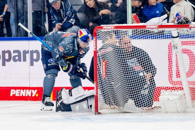 Tobias Rieder of EHC Red Bull Munich, 08, and the coaches are tending to Antoine Bibeau, goalie for EHC Red Bull Munich, 30, who had fallen to the ice after a foul. GER, EHC Red Bull Munich vs. Löwen Frankfurt ice hockey, DEL, 2026–2027 season, Matchday 4, September 27, 2026. Photo: HMB Media, Heike Feiner Copyright: HMBxMedia HeikexFeiner