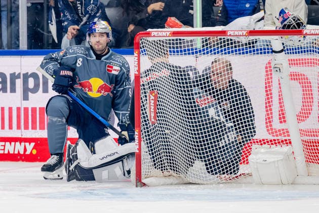 Tobias Rieder of EHC Red Bull Munich, 08, and the coaches are tending to Antoine Bibeau, goalie for EHC Red Bull Munich, 30, who had fallen to the ice after a foul. GER, EHC Red Bull Munich vs. Löwen Frankfurt ice hockey, DEL, 2026–2027 season, Matchday 4, September 27, 2026. Photo: HMB Media, Heike Feiner Copyright: HMBxMedia HeikexFeiner
