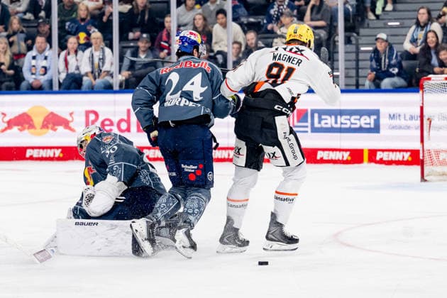 Antoine Bibeau, goaltender, EHC Red Bull Munich, 30, and Ryan Murphy, EHC Red Bull Munich, 24, stop a shot on goal by Austin Wagner of the Loewen Frankfurt, 91 GER, EHC Red Bull Munich vs. Löwen Frankfurt, ice hockey, DEL, 2026–2027 season, Matchday 4, September 27, 2026. Photo: HMB Media, Heike Feiner Copyright: HMBxMedia HeikexFeiner