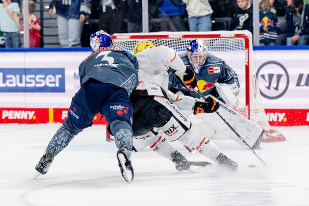 Lukas Klok (EHC Red Bull Munich), No. 03, obstructs Ty Glover (Loewen Frankfurt), No. 07, in a foul that results in a penalty. GER, EHC Red Bull Munich vs. Loewen Frankfurt Ice Hockey, DEL, 2026–2027 Season, Matchday 4, September 27, 2026 Photo: HMB Media, Heike Feiner Copyright: HMBxMedia HeikexFeiner