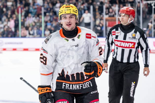 Anthony Romano Loewen Frankfurt, 29, returning to the bench after scoring the 1-3 goal on a penalty shot GER, EHC Red Bull Munich vs. Loewen Frankfurt Ice Hockey, DEL, 2026-2027 Season, Matchday 4, September 27, 2026. Photo: HMB Media, Heike Feiner Copyright: HMBxMedia HeikexFeiner