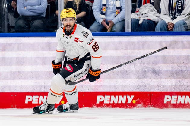 Cameron Brace of the Loewen Frankfurt celebrates his empty-net goal, making the final score 1–4. GER, EHC Red Bull Munich vs. Loewen Frankfurt, ice hockey, DEL, 2026–2027 season, Matchday 4, September 27, 2026. Photo: HMB Media, Heike Feiner Copyright: HMBxMedia HeikexFeiner