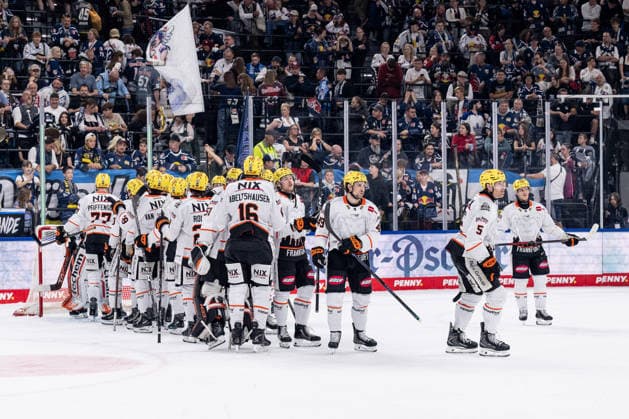The Frankfurt players celebrate their victory after the game GER, EHC Red Bull Munich vs. Löwen Frankfurt Ice Hockey, DEL, 2026–2027 Season, Matchday 4, September 27, 2026 Photo: HMB Media, Heike Feiner Copyright: HMBxMedia HeikexFeiner