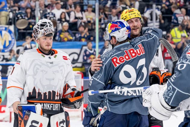 Hug during the post-game handshake between Maximilian Kastner (EHC Red Bull Munich, 93) and Konrad Abeltshauser (Loewen Frankfurt, 16 GER), EHC Red Bull Munich vs. Loewen Frankfurt ice hockey, DEL, 2026–2027 season, Matchday 4, September 27, 2026 Photo: HMB Media, Heike Feiner Copyright: HMBxMedia HeikexFeiner