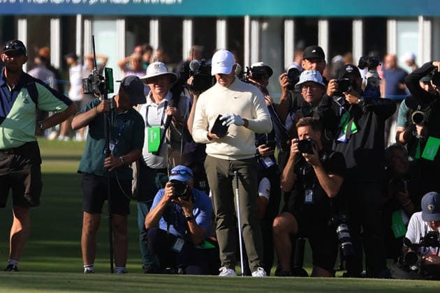 RECORD DATE NOT STATED 20th September 2026; Wentworth Golf Club, Virginia Water, Surrey, England; DP World Tour Golf, BMW PGA, Golf Herren Championship, Final Day; Rory McIlroy of Northern Ireland decides his approach onto the 18th green with photographers behind him JeremyxGowers-Cromie