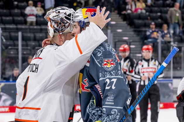 A hug during the post-game handshake between Nico Pertuch, goalie for the Loewen Frankfurt, 01, and Veit Oswald of EHC Red Bull Munich, 27 (GER), EHC Red Bull Munich vs. Loewen Frankfurt ice hockey, DEL, 2026–2027 season, Matchday 4, September 27, 2026. Photo by HMB Media, Heike Feiner Copyright: HMBxMedia HeikexFeiner