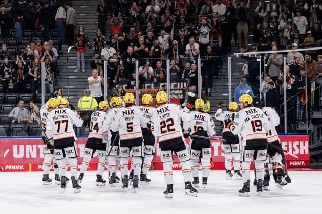 The Frankfurt players celebrate their victory in front of their fans GER, EHC Red Bull Munich vs. Löwen Frankfurt Ice Hockey, DEL, 2026–2027 Season, Matchday 4, September 27, 2026 Photo: HMB Media, Franz Feiner Copyright: HMBxMedia FranzxFeiner