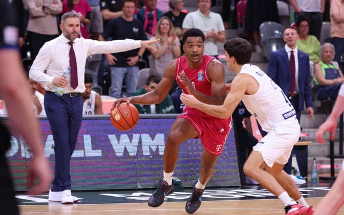 Justin Onyejiaka (Bonn) vs. Vuk Radojicic (MBC); in the background, Head Coach Vladimir Jovanovic (MBC); Bonn, Germany, September 27, 2026; Basketball Bundesliga, Matchday 3; Telekom Baskets Bonn vs. Syntainics MBC