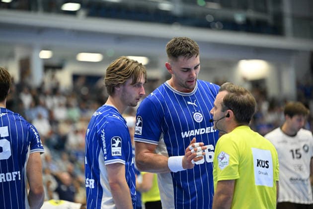 September 27, 2026, GER, Handball, Men s, Opel HBL, 2026–2027 Season, Matchday 6, VfL Gummersbach vs. Bergischer HC, ätepán Zeman, VfL Gummersbach 66, Mathis Häseler VfL Gummersbach 11, arguing with the referee. DFB and DFL regulations prohibit any use of photographs as image sequences and or quasi-video. Gummersbach SCHWALBE Arena, NRW, Germany Copyright: xNordphoto Meuterx