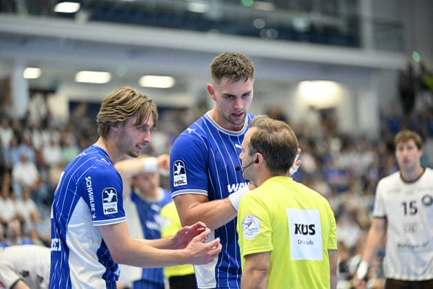 September 27, 2026, GER, Handball, Men s, Opel HBL, 2026–2027 Season, Matchday 6, VfL Gummersbach vs. Bergischer HC, ätepán Zeman, VfL Gummersbach 66, Mathis Häseler VfL Gummersbach 11, arguing with the referee. DFB and DFL regulations prohibit any use of photographs as image sequences and or quasi-video. Gummersbach SCHWALBE Arena, NRW, Germany Copyright: xNordphoto Meuterx