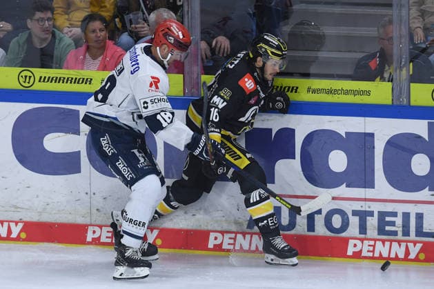 Ice Hockey: Penny DEL, Matchday 4—Krefeld Pinguine vs. Schwenninger Wild Wings on September 27, 2026, at the Yayla Arena in Krefeld. Eric Cornel (Schwenningen), on the left, Tanner Kero (Krefeld); on the right, In accordance with the regulations of the DEL (German Ice Hockey League), the publication and further use of the footage in electronic media and on all types of devices is not permitted during the game in progress. xRx