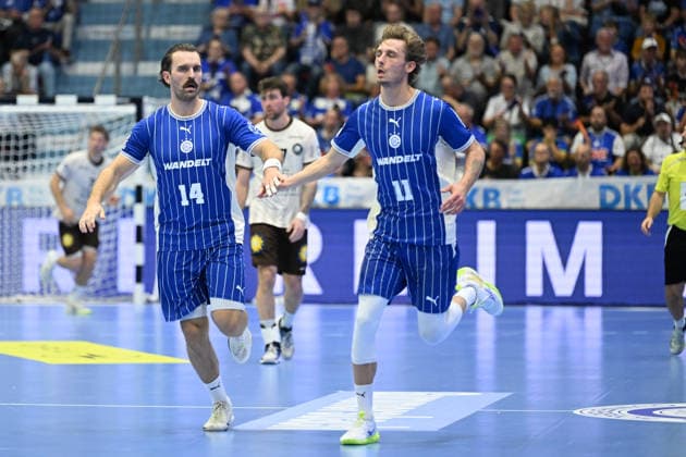 September 27, 2026, GER, Handball, Men s, Opel HBL, 2026–2027 Season, Matchday 6, VfL Gummersbach vs. Bergischer HC, Goal celebration, Cheering, Victory lap, Teitur Örn Einarsson (VfL Gummersbach) 14, Mathis Häseler (VfL Gummersbach) 11, DFB and DFL regulations prohibit any use of photographs as image sequences and or quasi-video. Gummersbach SCHWALBE Arena, NRW, Germany Copyright: xNordphoto Meuterx