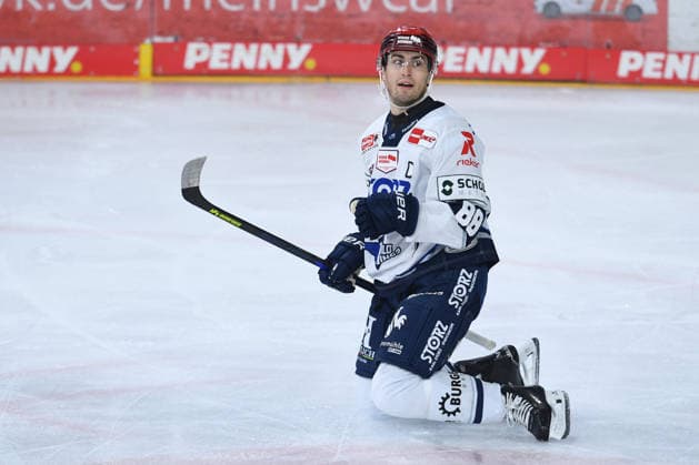 Ice Hockey: DEL Matchday 4—Krefeld Pinguine vs. Schwenninger Wild Wings on September 27, 2026, at the Yayla Arena in Krefeld. Celebration of the 0–1 goal scored by Kyle Platzer of Schwenningen. In accordance with the guidelines of the DEL (German Ice Hockey League), the publication and further use of the footage in electronic media and on devices of any kind is not permitted while the game is in progress xRx