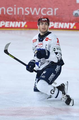 Ice Hockey: DEL Matchday 4—Krefeld Pinguine vs. Schwenninger Wild Wings on September 27, 2026, at the Yayla Arena in Krefeld. Celebration of the 0–1 goal scored by Kyle Platzer of Schwenningen. In accordance with the guidelines of the DEL (German Ice Hockey League), the publication and further use of the footage in electronic media and on devices of any kind is not permitted while the game is in progress xRx