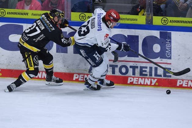 Ice Hockey: Penny DEL, Match Day 4—Krefeld Pinguine vs. Schwenninger Wild Wings on September 27, 2026, at the Yayla Arena in Krefeld. Max Newton, Krefeld, on the left, Reed Lebster of Schwenningen; on the right, In accordance with the regulations of the DEL (German Ice Hockey League), the publication and further use of the footage in electronic media and on devices of any kind during the ongoing game is not permitted xRx