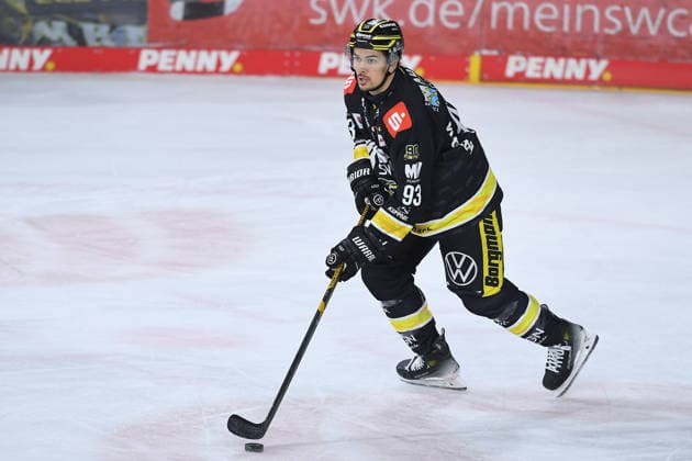 Ice Hockey: DEL Matchday 4—Krefeld Pinguine vs. Schwenninger Wild Wings on September 27, 2026, at the Yayla Arena in Krefeld. Stuart Percy, Krefeld. In accordance with the guidelines of the DEL (German Ice Hockey League), the publication and further use of the footage in electronic media and ondevices of any kind during the game is not permitted xRx